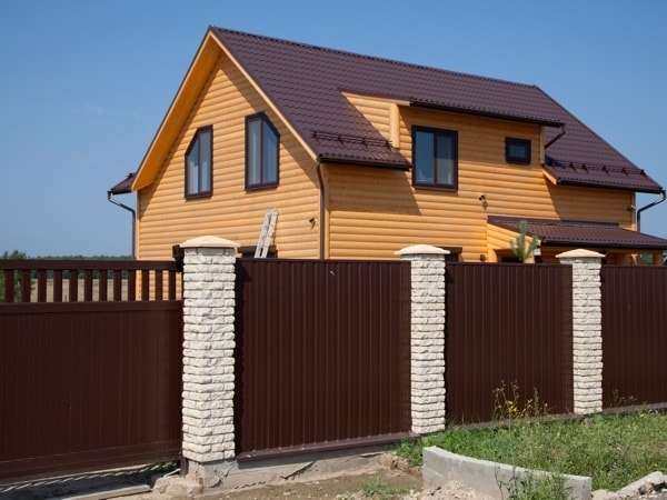 Купить профлист для обустройства загородного дома, от производителя в Кингисеппе.